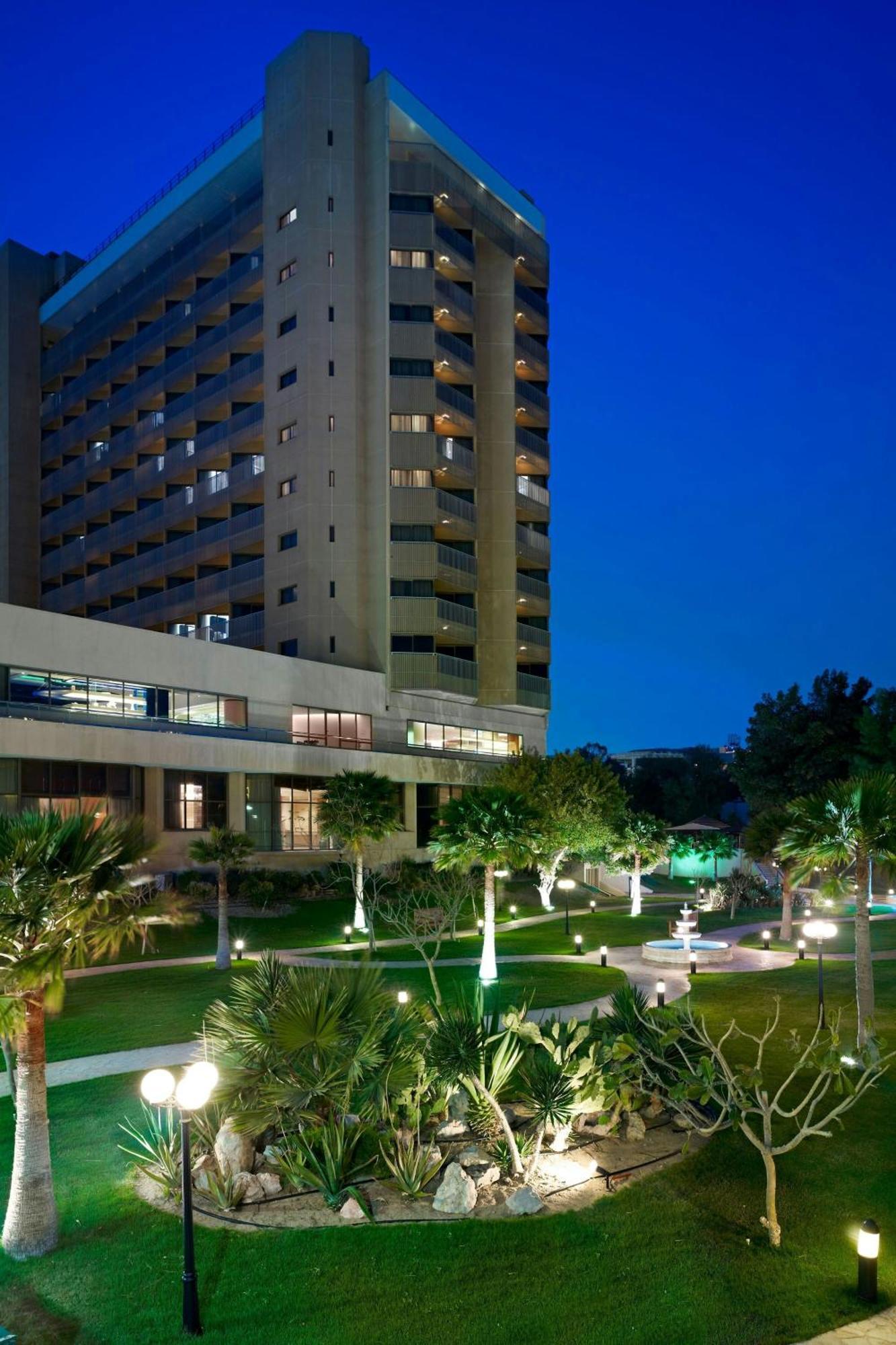 Le Meridien Эль-Хубар Экстерьер фото Hilton Athens