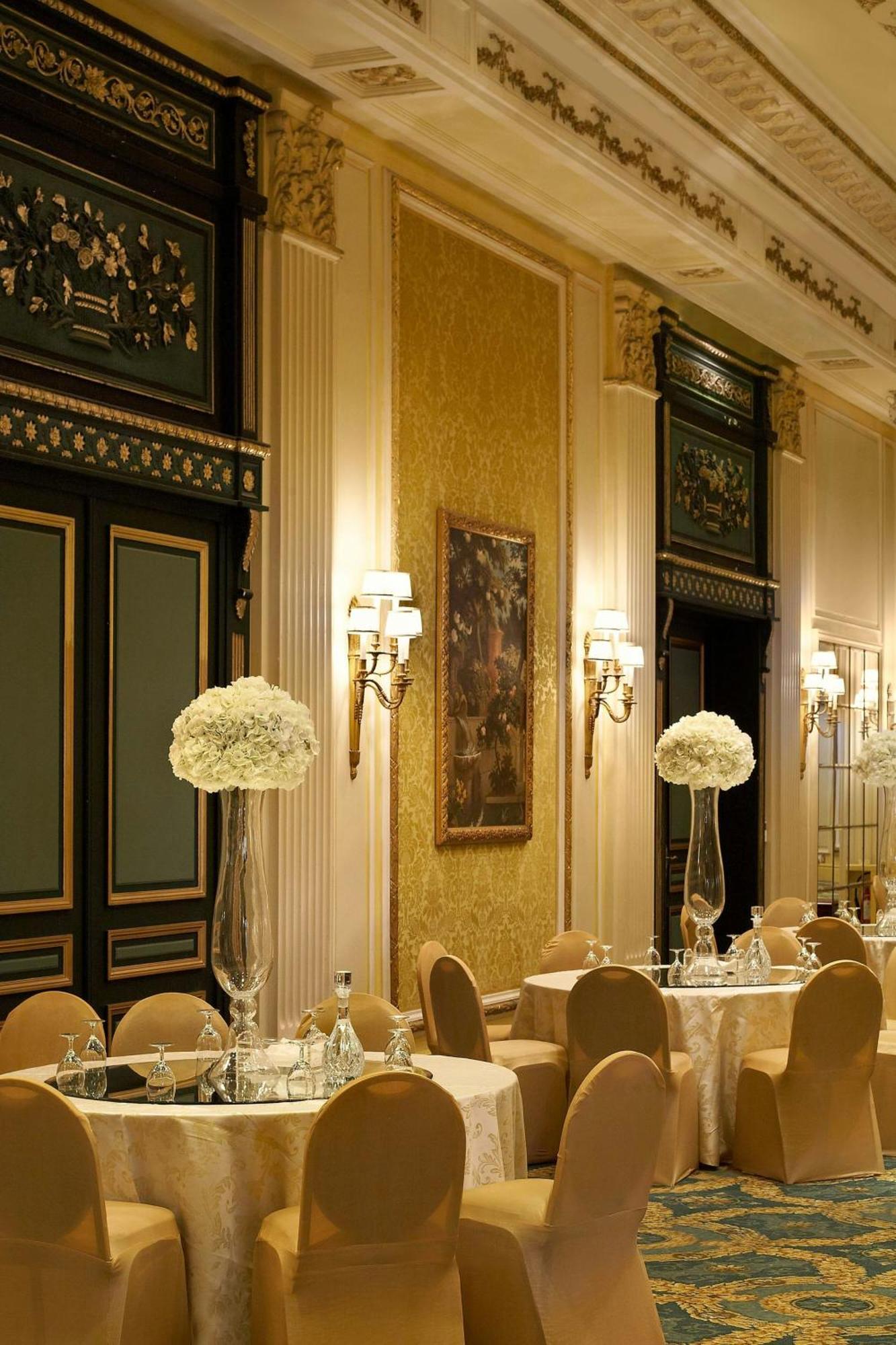Le Meridien Эль-Хубар Экстерьер фото The interior of the restaurant