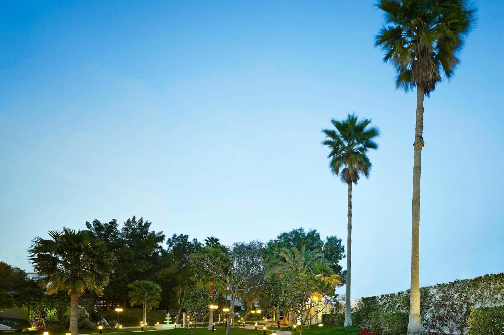 Le Meridien Эль-Хубар Экстерьер фото Palm trees at the University of California, Irvine