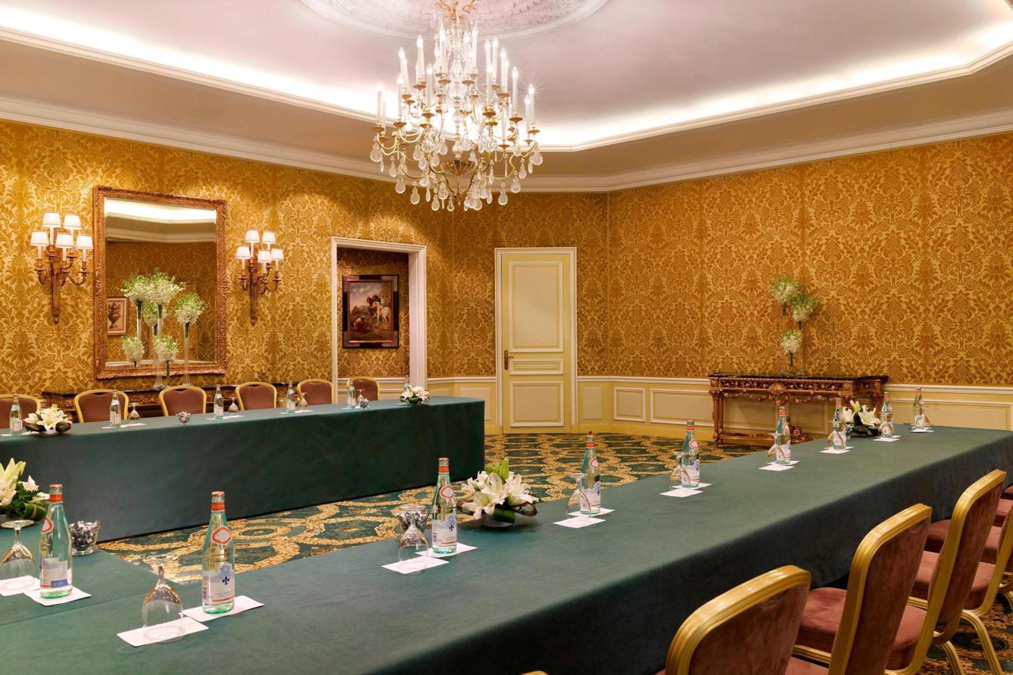 Le Meridien Эль-Хубар Экстерьер фото The meeting room of the G7