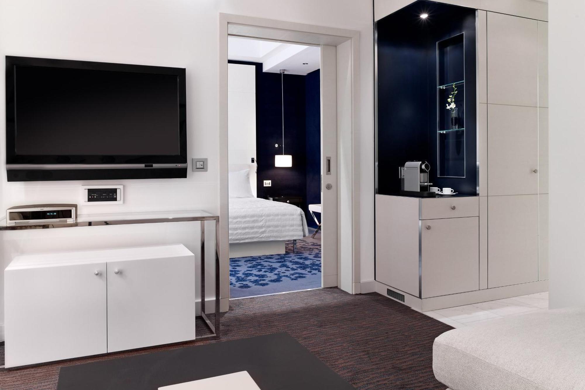 Le Meridien Эль-Хубар Экстерьер фото A room at the hotel