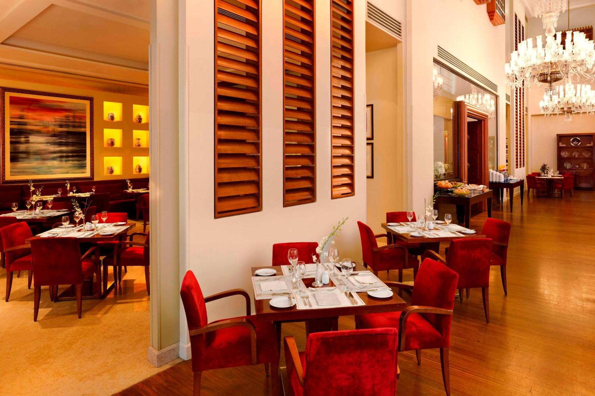 Le Meridien Эль-Хубар Экстерьер фото The restaurant