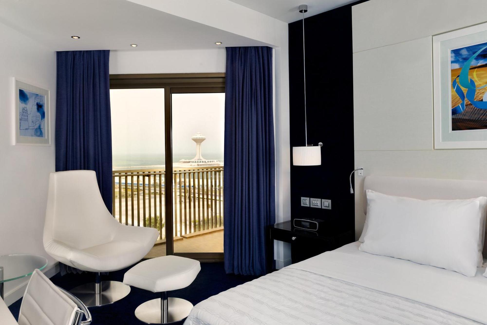 Le Meridien Эль-Хубар Экстерьер фото A room at the hotel