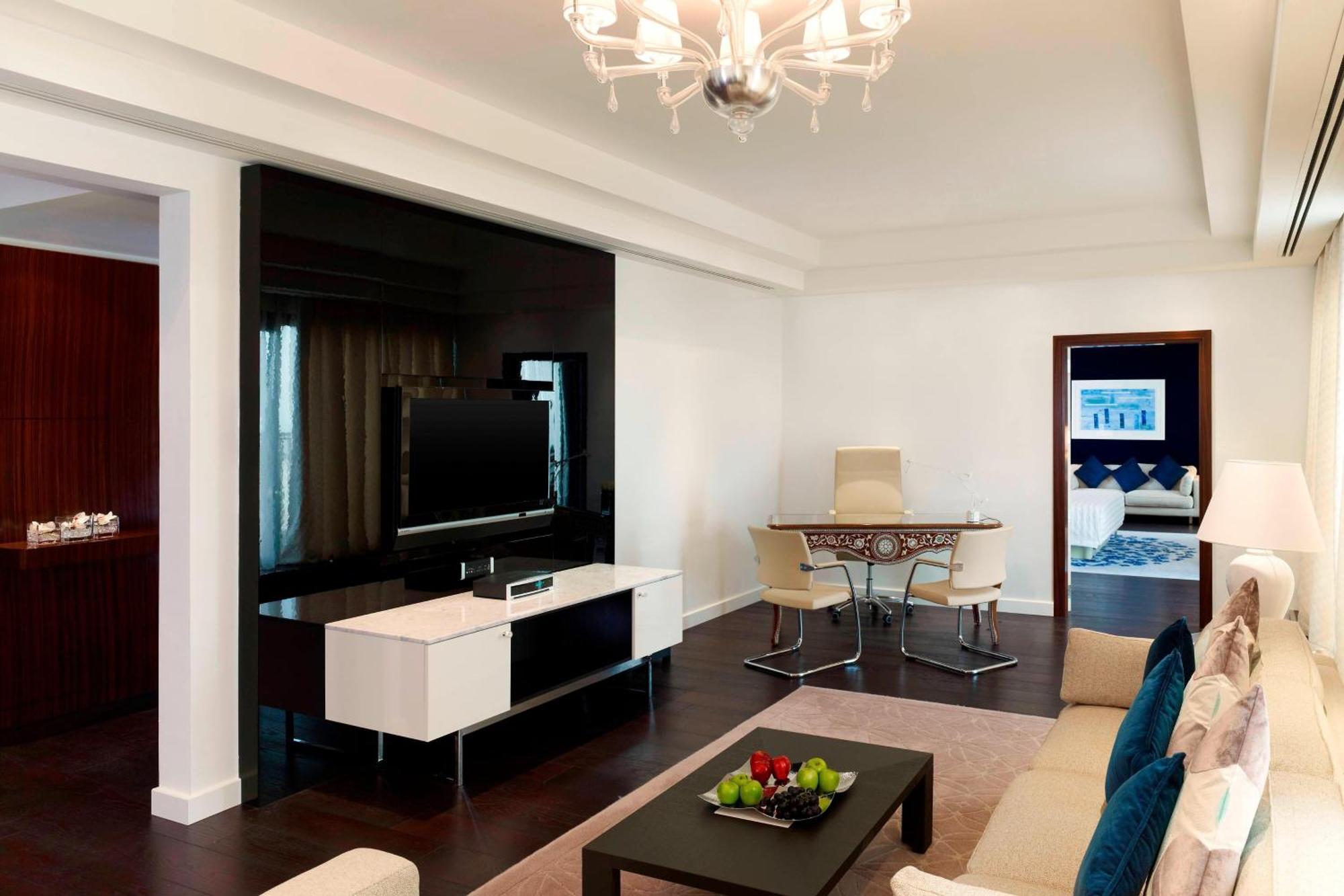 Le Meridien Эль-Хубар Экстерьер фото A living room in a suite at the Ritz-Carlton, Moscow