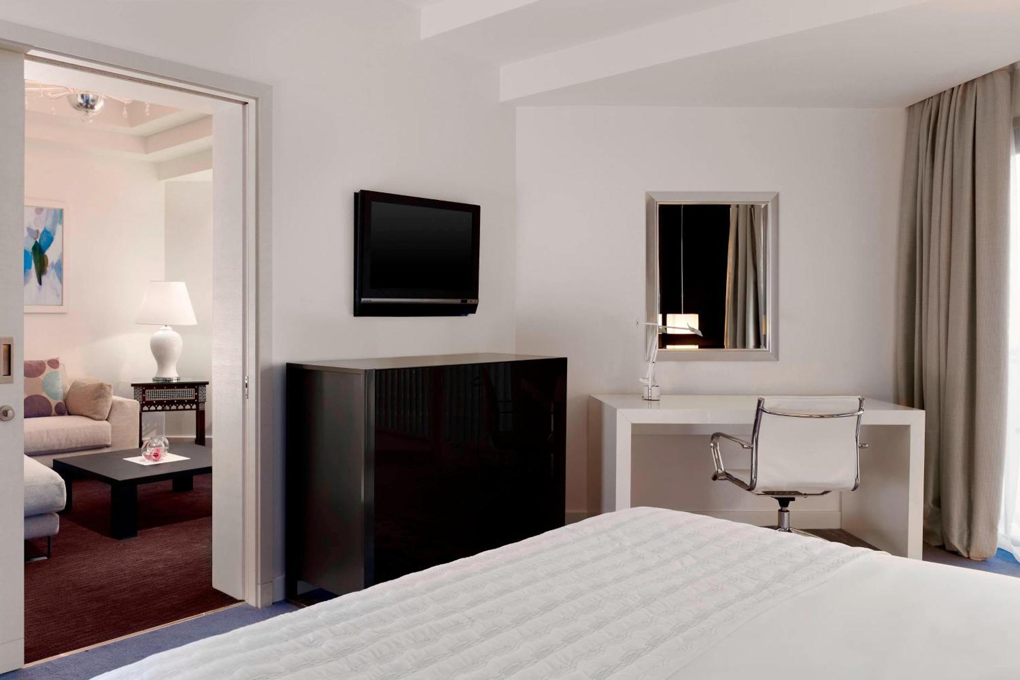 Le Meridien Эль-Хубар Экстерьер фото A typical bedroom in a typical hotel