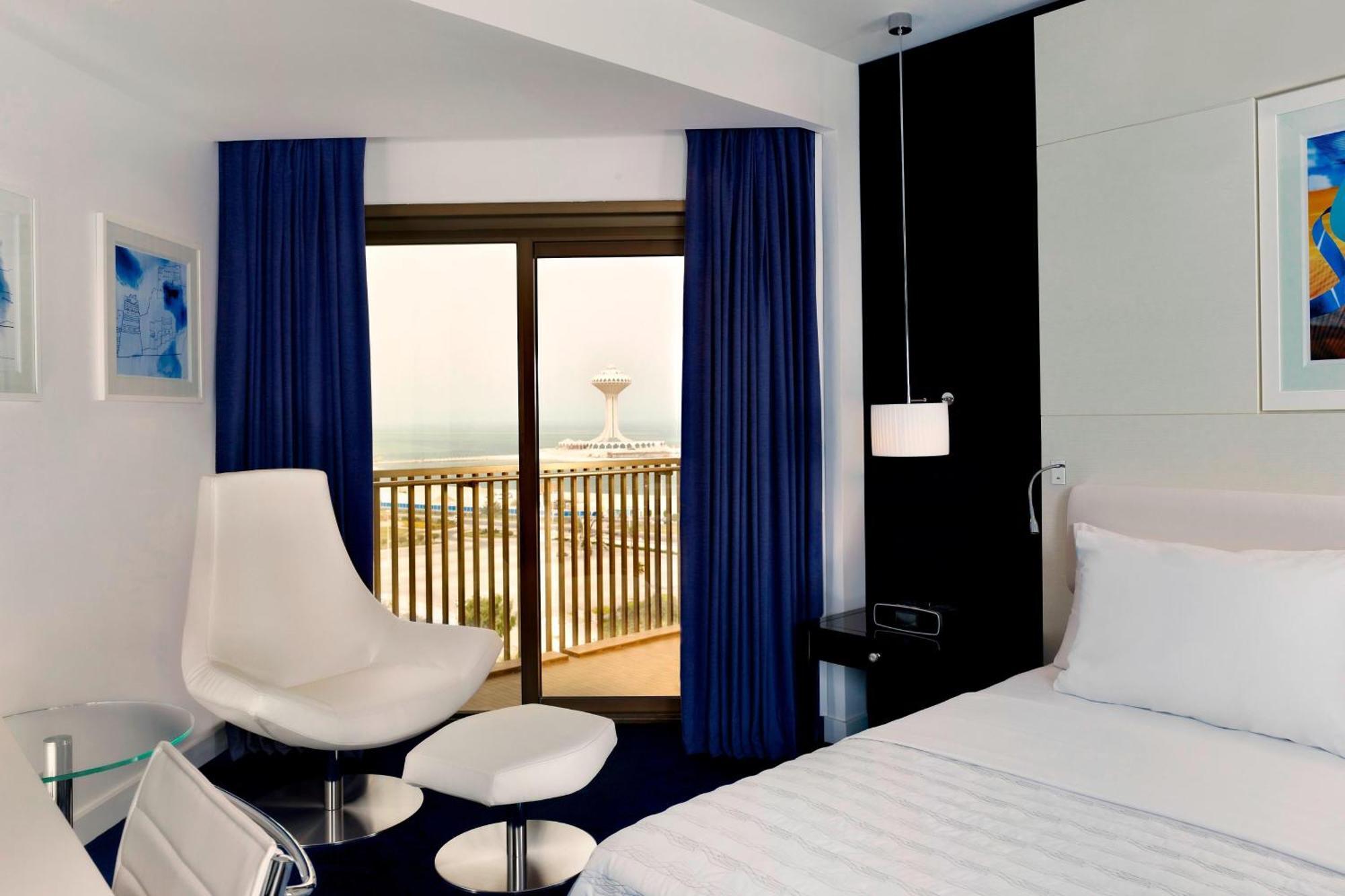 Le Meridien Эль-Хубар Экстерьер фото A room at the hotel